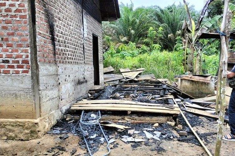 Rumah milik terduga pelaku pembunuh Reno (38) PKD Karang Panggung Kecamatan Selangit Kabupaten Musi Rawas (Mura) Provinsi Sumsel, hangus dibakar warga. 