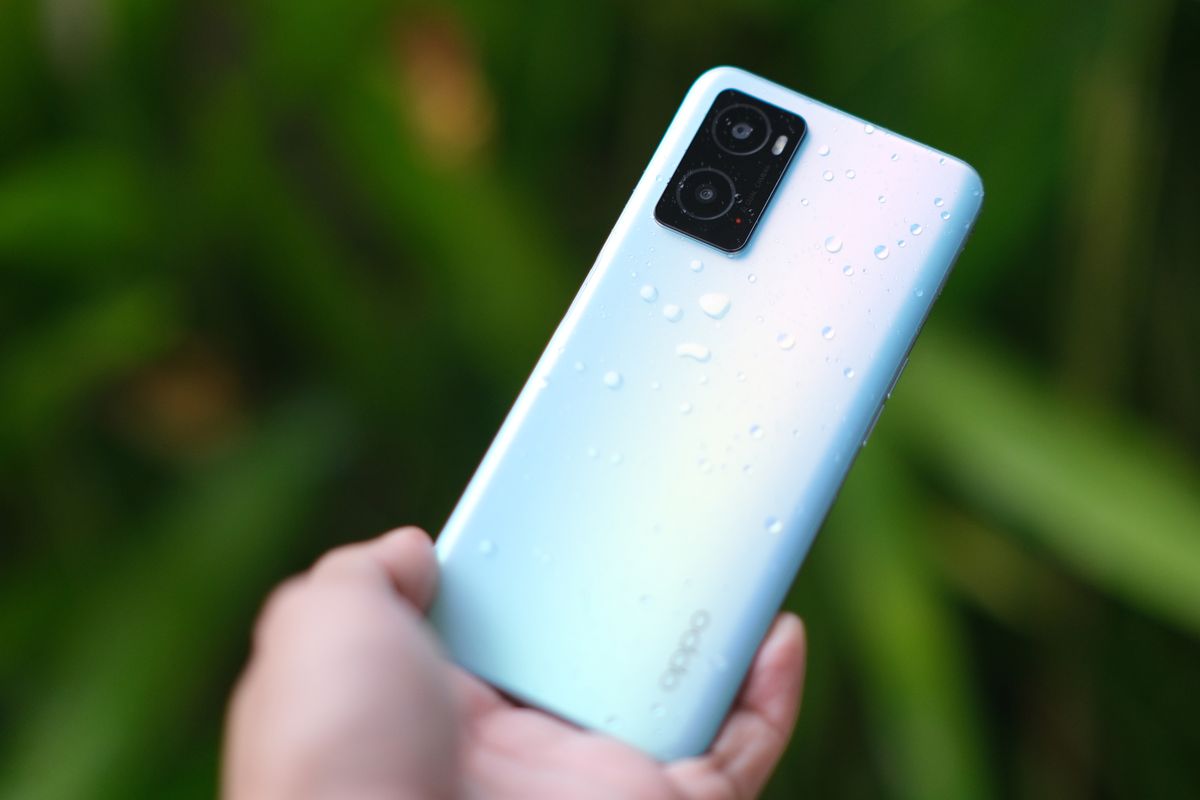 Oppo A76 varian warna Glowing Blue.