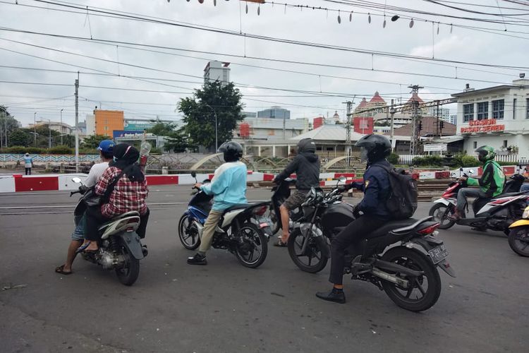 Pintu pelintasan sebidang JPL 30 Stasiun Pasar Senen rencananya akan ditutup oleh PT KAI.