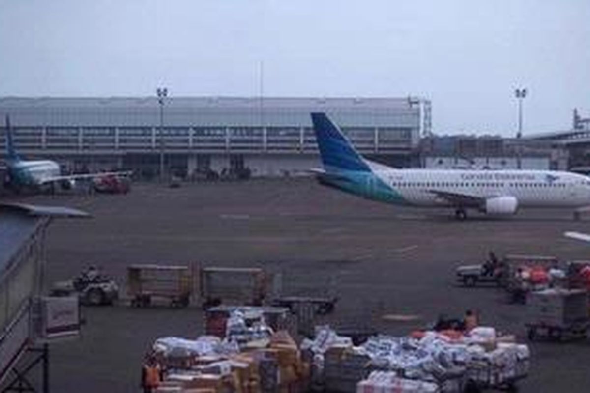 Satu unit pesawat Garuda Indonesia terlihat diparkir di Bandara Soekarno-Hatta