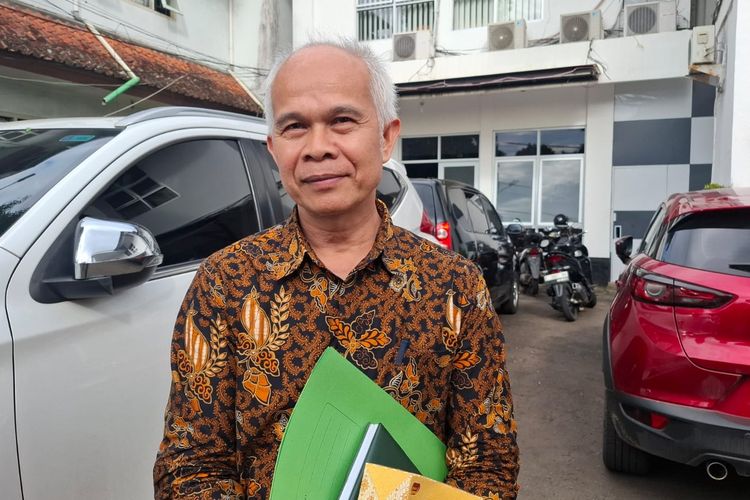 Ketua Forum Komunikasi Kepala Sekolah (FKKS) Swasta SMK Kota Sukabumi, Budi Supriadi saat ditemui awak media di halaman kantor DPRD Kota Sukabumi, Kamis (30/1/2025).