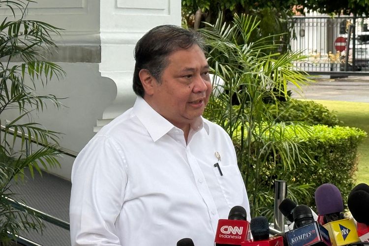 Menko Perekonomian Airlangga Hartarto saat ditemui di Istana, Jakarta, Selasa (30/9/2025). 