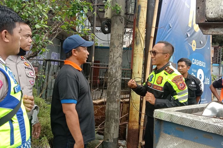 Kanit Gakkum Satlantas Polrestabes Bandung, AKP Arif Saiful Haris tengah melakukan olah TKP di perempatan Jalan Peta, Kota Bandung Jawa Barat, Rabu (28/2/2024). Polisi mengungkap bahwa kabel yang terpasang di tiang PLN tersebut putus karena usang.