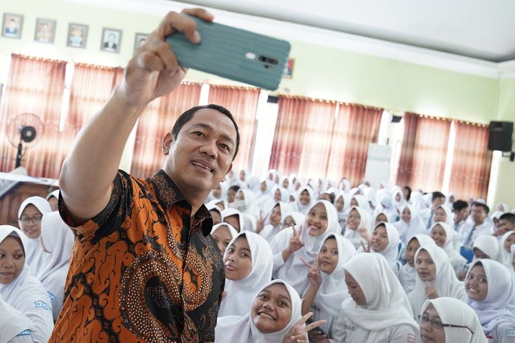 Wali Kota Semarang Hendrar Prihadi berswa foto bersama ratusan siswa SMK Negeri 2 Semarang, Senin (2/3/2029).