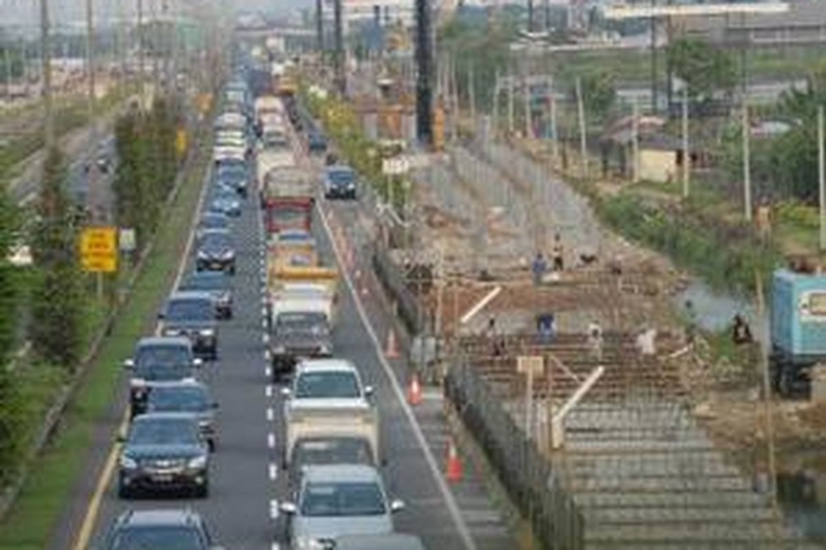 Para pekerja menyelesaikan konstruksi jalan layang Tol Sediyatmo, Tangerang, Banten, Senin (23/6).