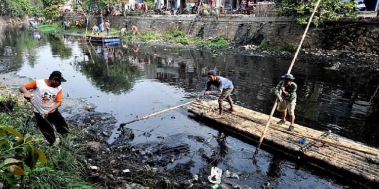 Warga yang tinggal di bantaran sungai anak Kali Ciliwung di Kelurahan Ancol, Pademangan, Jakarta Utara, membersihkan sampah sungai, Minggu (8/11). Dalam kegiatan tersebut, juga diluncurkan rakit pembersih sungai yang merupakan hasil swadaya warga. 