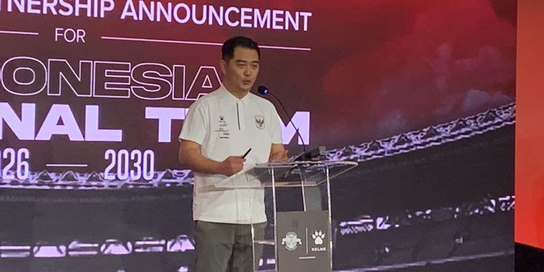 Direktur GSI, Marsal Masita, berbicara di acara konferensi pers saat PSSI secara resmi mengumumkan Kelme sebagai mitra apparel baru Timnas Indonesia dengan kontrak kerja sama hingga 2030 pada Jumat (23/1/2026). 
