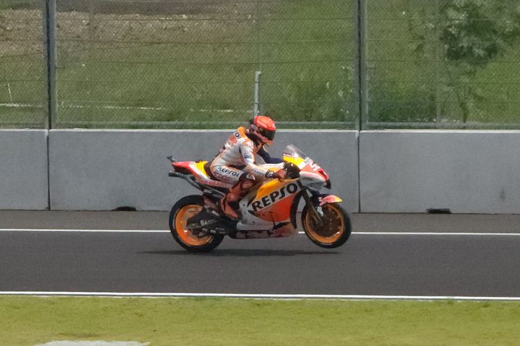 Galaxy S22 Ultra dengan mode Super Telephoto (10x optical zoom) dipakai memotret aneka motor ketika ajang Pertamina Grand Prix of Indonesia berlangsung. Bisa dilihat, beragam detail yang menghiasi motor Marc Marquez, seperti logo sponsor, ban motor, pengendara, dan lain sebagainya terlihat dengan cukup jelas.