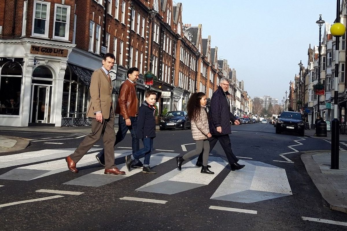 Zebra cross 3 dimensi (3D) di persimpangan St John Wood High Street, Westminster, Inggris.