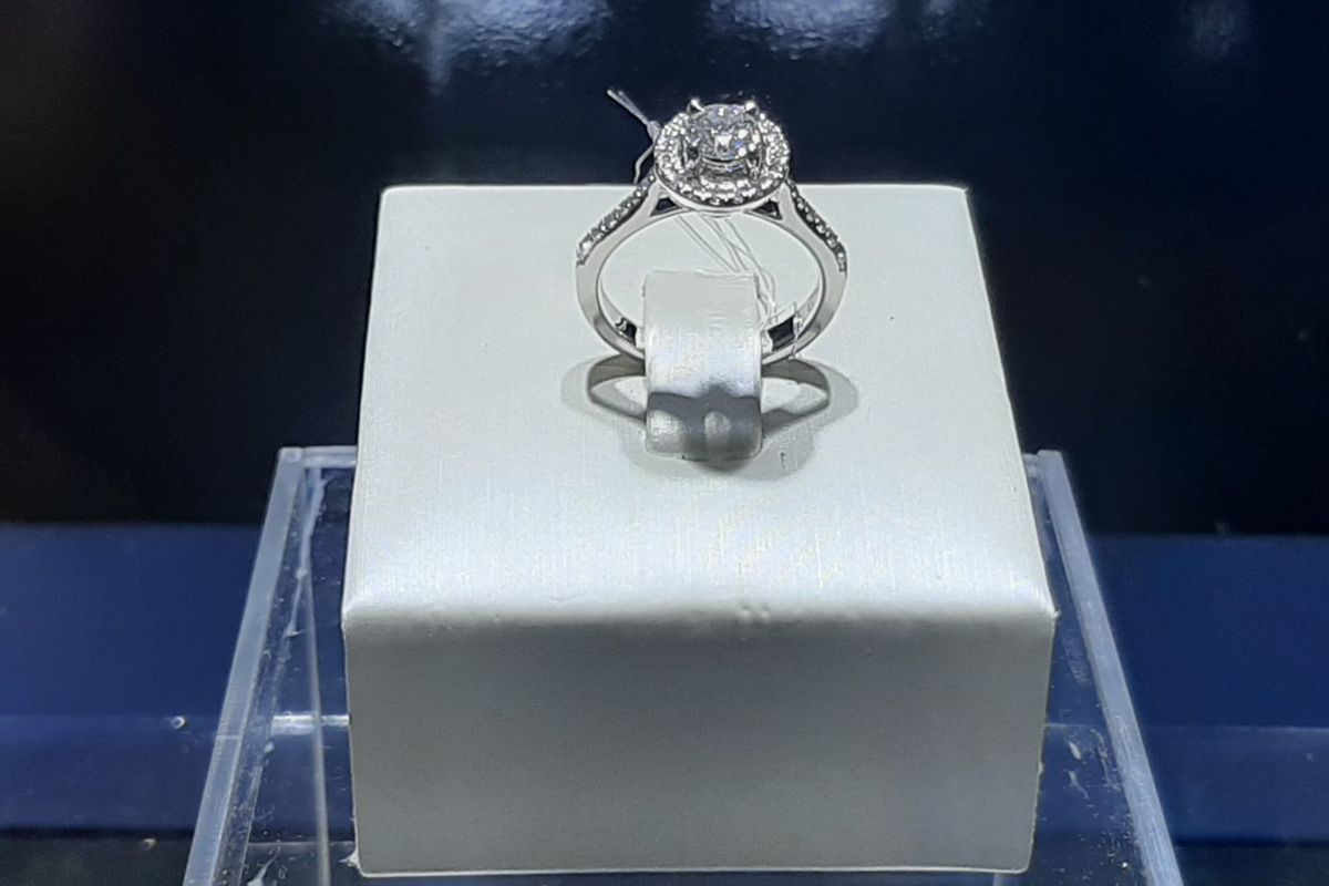 Cincin berlian MEC Ultimate dari Miss Mondial Jeweler.