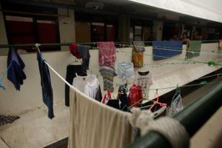 Jemuran pakaian penghuni rumah susun Marunda Blok 4, Jakarta Utara, Kamis (16/5/2013). Sekitar 100 kepala keluarga menghuni rusun lima lantai ini dan dikenai biaya Rp 150.000 hingga 300.000 per bulan.