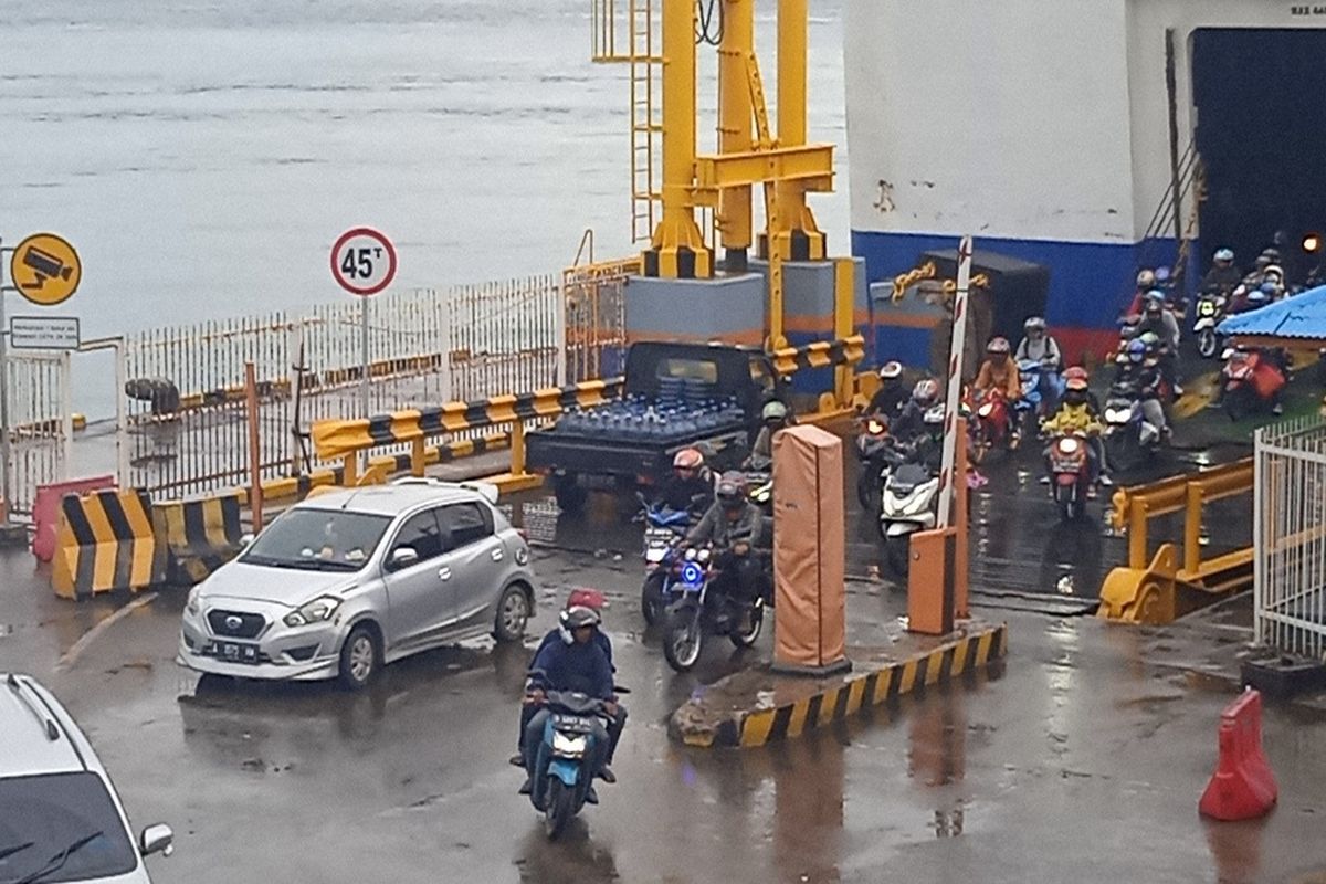 Pemudik bersepeda motor turun dari kapal di dermaga 2 Pelabuhan Bakauheni, Minggu (1/4/2022). Para pemudik bersepeda motor akan dipersiapkan jalur khusus pada arus balik mendatang.