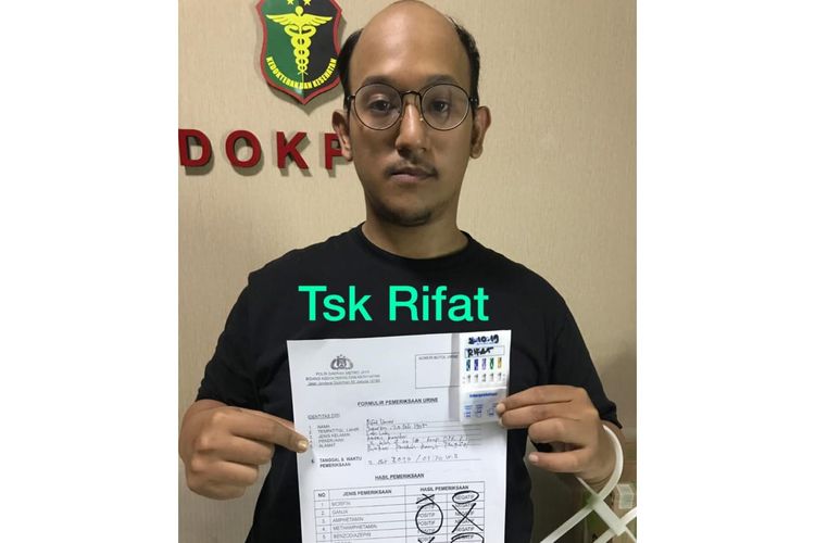 Artis sinetron dan pemain lenong Rifat Sungkar menjadi tersangka penyalahgunaan narkoba diamankan di Polda Metro Jaya, Kamis (3/10/2019).