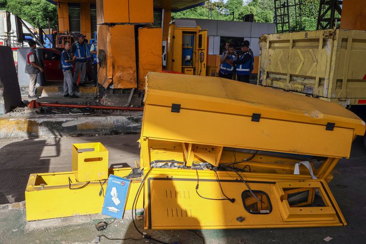 Petugas membersihkan material kecelakaan beruntun di Gerbang Tol Ciawi 2, Kota Bogor, Jawa Barat, Rabu (5/2/2025). Menurut Sat Lantas Polresta Bogor kecelakaan beruntun yang melibatkan enam kendaraan itu terjadi di GT Ciawi 2 pada Selasa malam (4/2) pukul 23.30 WIB yang menyebabkan delapan orang tewas dan sebelas orang luka berat dan sedang. ANTARA FOTO/Yulius Satria Wijaya/nym.