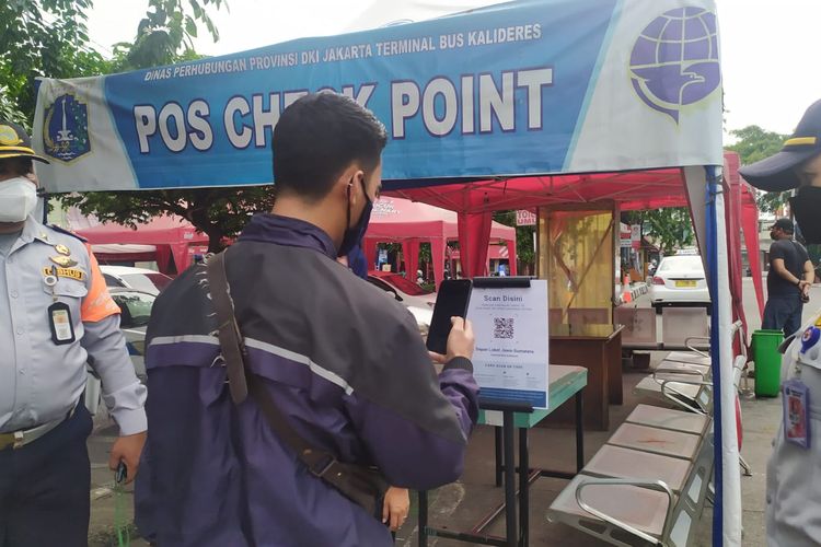 Calon penumpang bus Antar Kota Antar Provinsi (AKAP) di Terminal Bus Kalideres, Jakarta Barat, melakukan check in aplikasi Peduli Lindungi, Rabu (3/11/2021). 