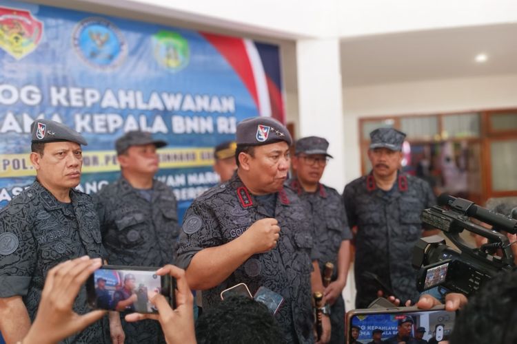 Kepala Badan Narkotika Nasional (BNN), Komisaris Jenderal (Komjen) Polisi Petrus Golose saat meberikan keterangan kepada wartawan di Labuan Bajo, Jumat (17/11/2023).