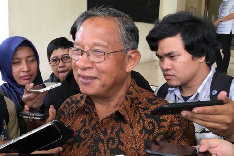 Menteri Koordinator Bidang Perekonomian Darmin Nasution usai melaksanakan sosialisasi pelaksanaan online single submission (OSS) di Hotel Borobudur, Jakarta Pusat, Jumat (29/6/2018).