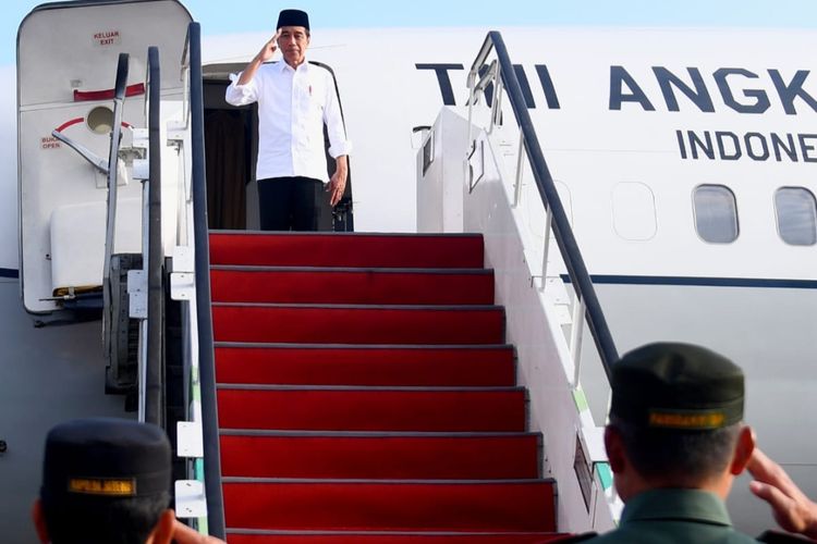 Presiden Joko Widodo saat akan lepas landas dari Bandara Adi Sumarmo, Solo, menuju Kalimantan Timur pada Kamis (21/9/2023).