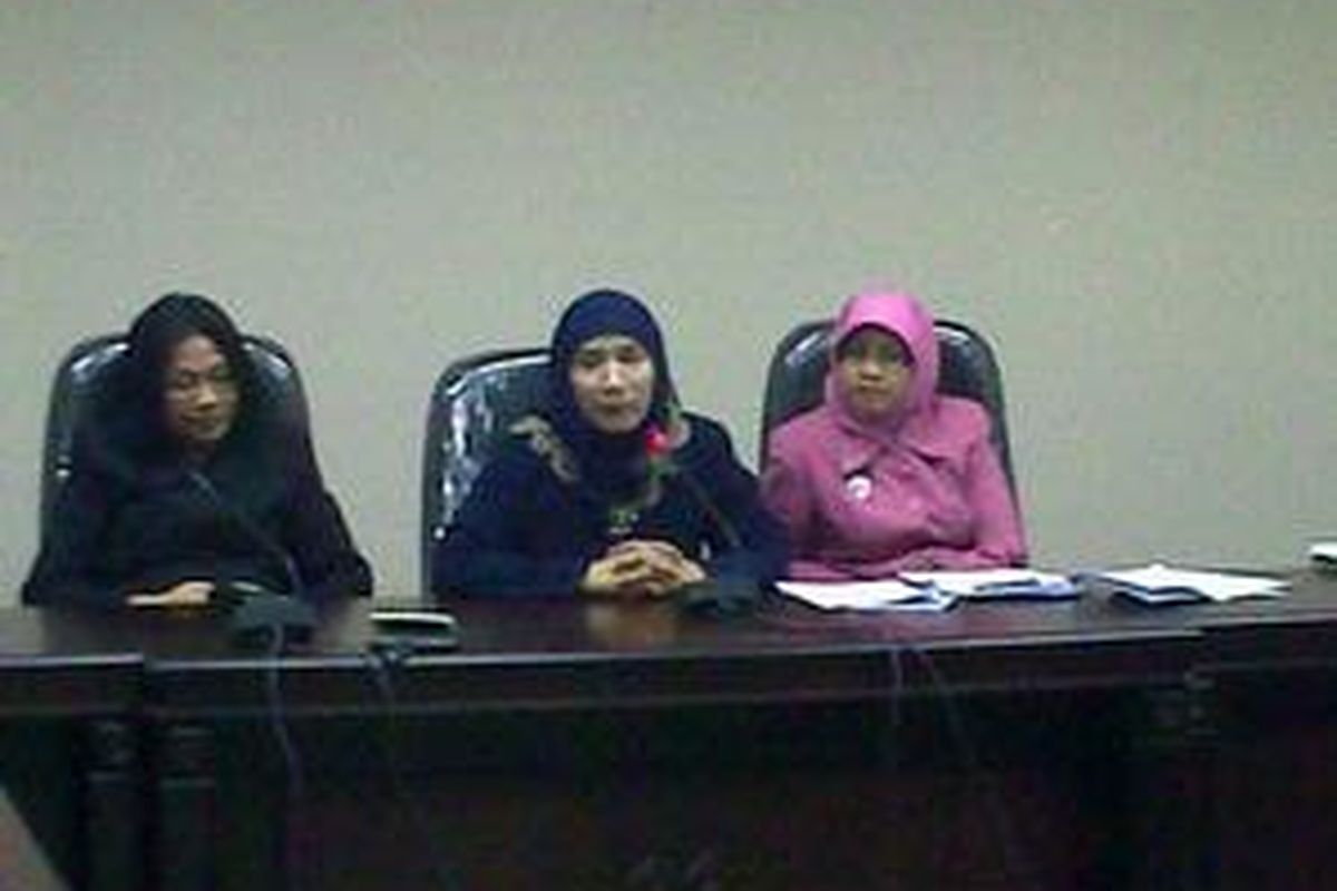 Anggota Komisi Pemilihan Umum (KPU) Andi Nurpati (tengah) saat  mengklarifikasi dugaan pelanggaran pemilu yang dilakukan KPU di Bawaslu, 15 Agustus 2009.