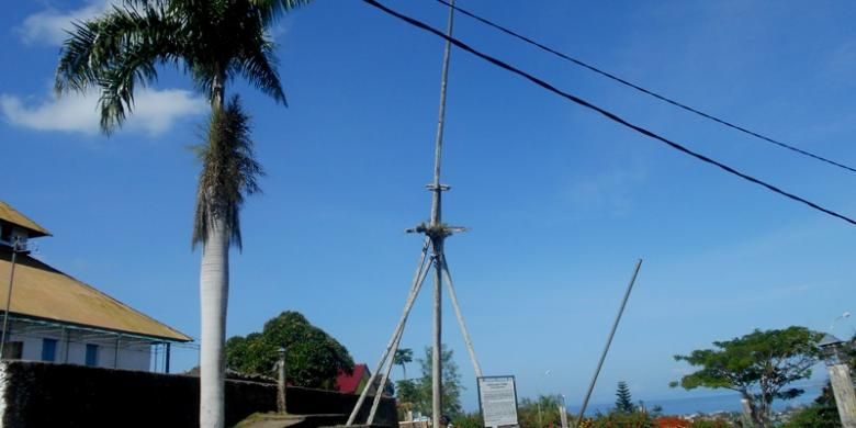 Tiang Bendera Kesultanan Buton, yang didirikan di abad 17 . Hingga saat ini tiang bendera tersebut masih berdiri kokoh