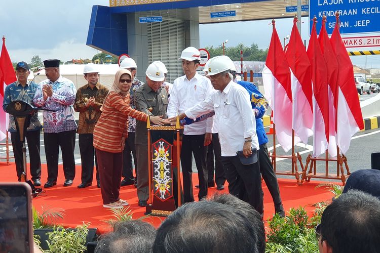 Presiden Joko Widodo meresmikan jalan Tol Balikpapan-Samarinda yang menjadi akses menuju lokasi ibu kota baru, Selasa (17/12/2019) siang.