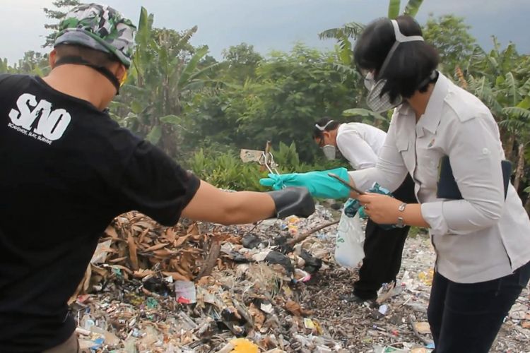 Tim Pengelolaan Limbah Bahan Berbahaya dan Beracun (PLB3) KLHK, petugas Gakum mengumpulkan dan akan memeriksa sejumlah limbah medis di TPS Panguragan Wetan, Kecamatan Panguragan, Kabupaten Cirebon. Sanggar Lingkungan Hidup menemukan lebih 10 nama rumah sakit dan menyerahkan barang bukti ke KLHK.