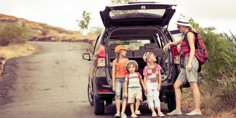 Berwisata dengan anak-anak dengan keliling naik mobil. 