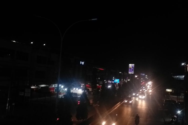 Lampu PJU disepanjang Jalan Tuanku Tambusai, Kota Pekanbaru, Riau, padam, Senin (1/2/2021). PJU dipadamkan PLN, karena Pemkot Pekanbaru menunggak pembayaran tagihan.