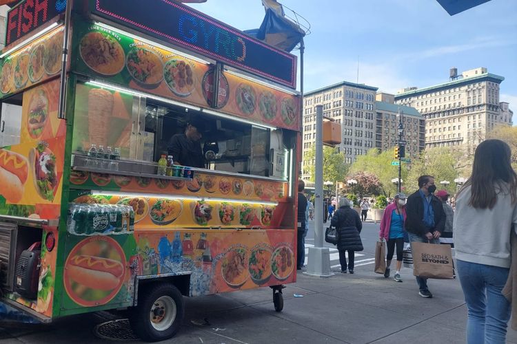Salah satu food cart yang menjual makanan mediterania, biasa disebut halal cart, di daerah Union Square, New York, hari Sabtu (23 April 2022)