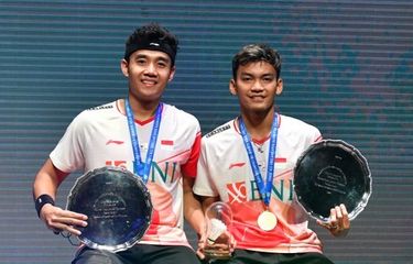 Ganda putra Indonesia, Muhammad Shohibul Fikri/Bagas Maulana, saat mengangkat trofi juara All England 2022.