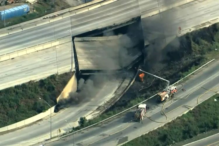 Jalan layang Interstate 95 di Philadelphia, Amerika Serikat, ambruk pada Minggu (11/6/2023) pagi waktu setempat, diduga karena kebakaran truk minyak di bawahnya.