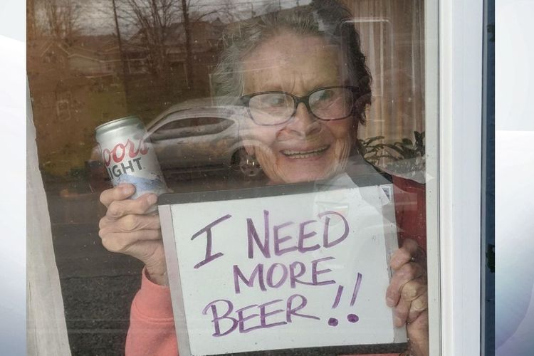 Olive Veronesi, nenek 93 tahun asal Pennsylvania, AS, menjadi viral setelah fotonya meminta bir di tengah lockdown virus corona merebak di media sosial.