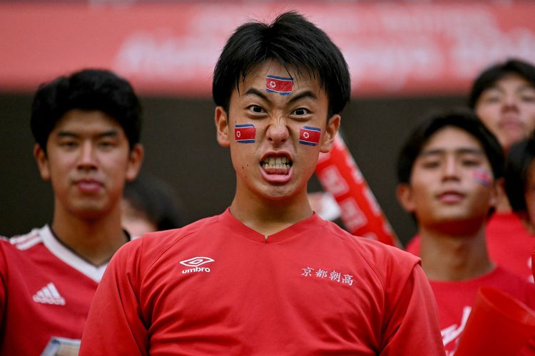 Suporter Korea Utara saat mendukung tim nasional putri Korut berlaga di penyisihan Grup F kontra Korea Selatan di ajang Asian Games 2026, di Shizuoka Stadium Ecopa, Fukuroi, Prefektur Shizuoka, Jepang, 21 September 2026.