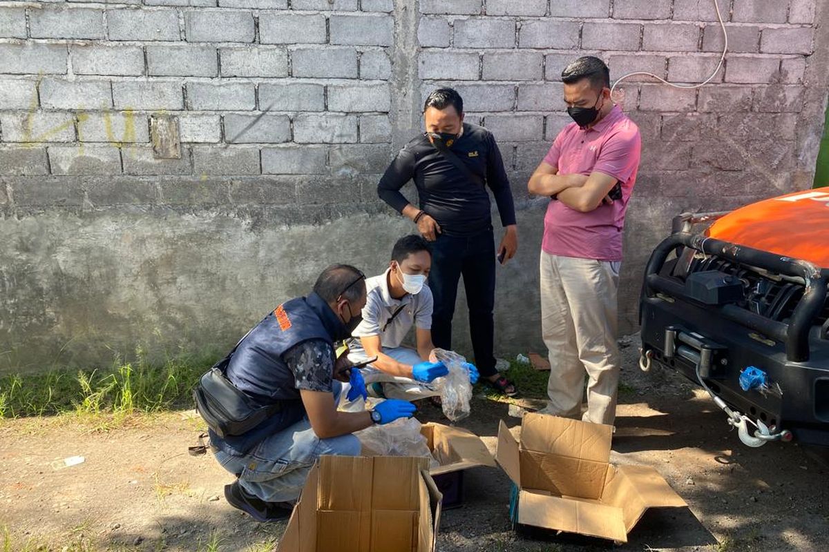 Kapolres Semarang AKBP Yovan Fatika mengamati proses identifikasi penemuan potongan tangan di Desa Kalongan Ungaran Timur Kabupaten Semarang.