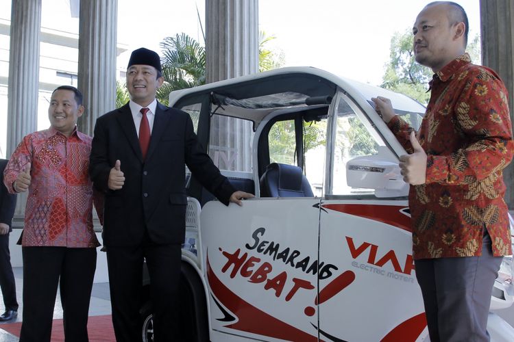 Wali Kota Semarang Hendi perkenalkan becak listrik buatan perusahaan Semarang usai upacara HUT Kemerdekaan RI ke-73 di Balaikota Semarang, Jumat (17/8/2018)