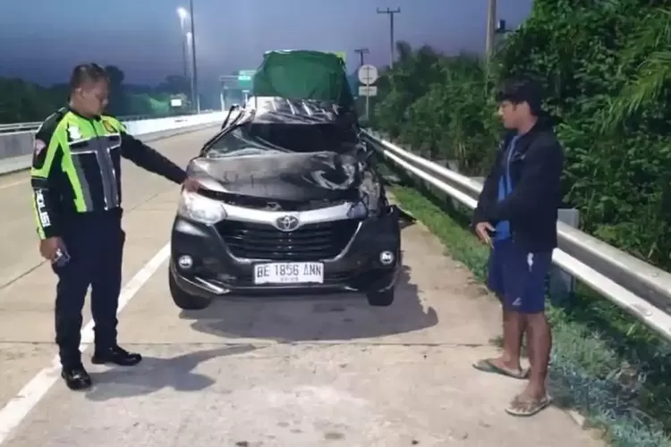 Sopir Diduga Kelelahan, Avanza Tabrak Truk di Tol Bakter Lampung, 3 Penumpang Tewas