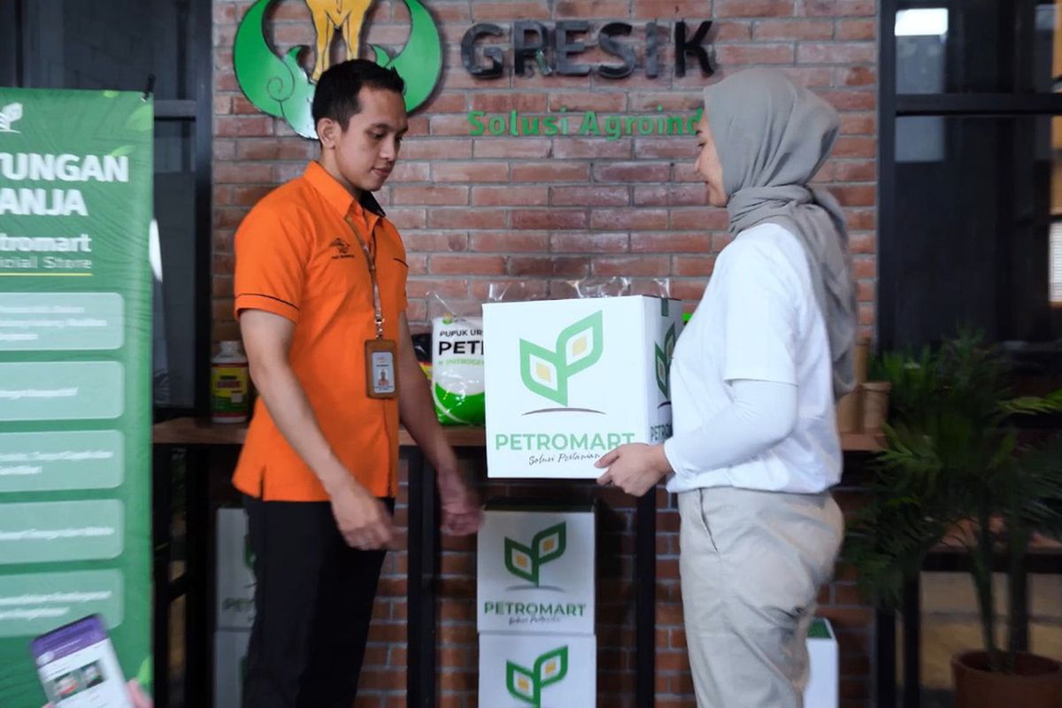 Petrokimia Gresik berikan kemudahan petani, yang dapat berbelanja pupuk non-subsidi secara online melalui akun Petromart office store.