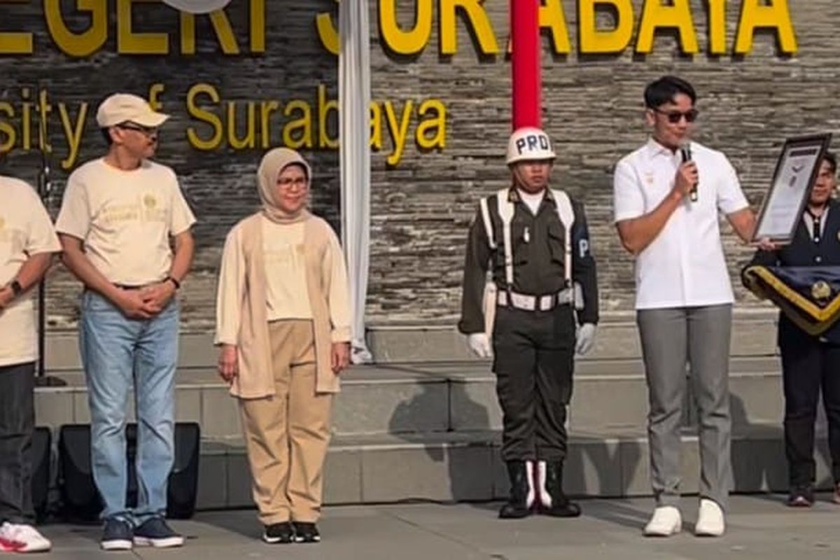 Unesa pecahkan rekor Muri dengan 9.000 karya inovatif Program Mobilitas Akademik di depan gedung rektorat Sabtu (08/02/25).