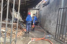 Damkar Bekasi Lakukan Pendinginan Kebakaran Gudang Perabot yang Tewaskan Satu Keluarga