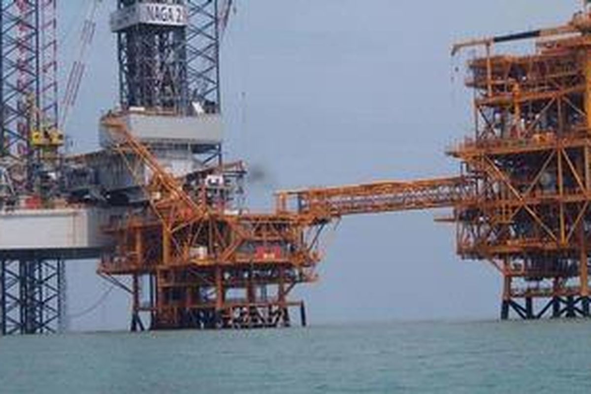 Penyaluran minyak dan gas yang dikelola Hess Indonesia Pangkah Ltd melalui pipa bawah laut dari lokasi pengeboran di perairan Ujungpangkah ke tempat pengolahan di Manyar, Kabupaten Gresik, Jawa Timur mulai Jumat (2/11/2012) kembali normal. Proses penyaluran minyak dan gas dihentikan sementara sejak Selasa (30/10/2012) karena ada temuan tumpahan minyak mentah di sekitar lokasi pengeboran Hess. Tahun 2012 Hess ditargetkan menghasilkan gas sebanyak 61,5 juta kaki kubik per hari (mmscfd)-70 mmscfd dan minyak 9.000 barel per hari  