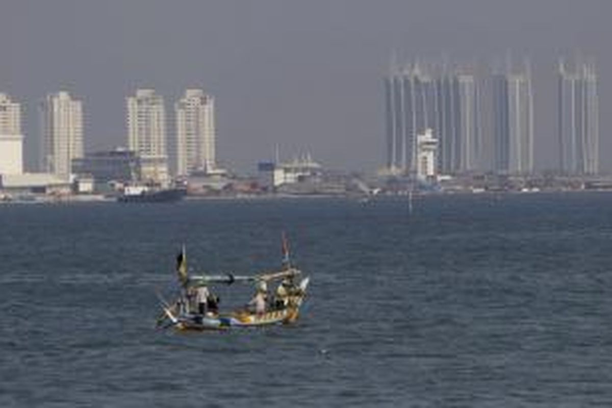 Reklamasi pantai utara Jakarta dinilai pegiat lingkungan hidup akan merusak ekosistem dan menurunkan kualitas lingkungan hidup di sekitarnya. Selain itu, berpotensi menimbulkan banjir dan rob.