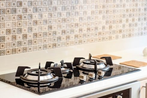 Cara Membersihkan Cipratan Minyak di Dinding Dapur