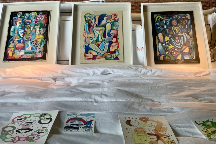 Srisasanti Syndicate, galeri seni asal Yogyakarta, juga turut hadir dalam Room Art Fair 2026. Terdapat  total 17 karya milik lima seniman dari galeri yang dipamerkan di kamar unit 1015-1016. Belasan karya seni rupa tersebut didominasi oleh lukisan dan gambar berskala kecil, kira-kira kurang dari satu meter.