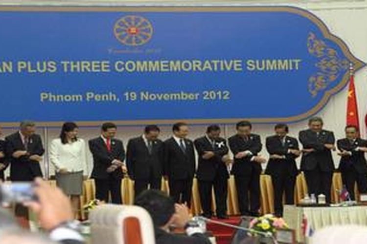Sebanyak 10 pemimpin negara ASEAN dan 3 pemimpinan negara mitra (Jepang, Korea, China) melakukan seremoni pembuka sebelum menggelar Asean Plus Three Commemorative Summit di Phnom Penh, Kamboja, Senin (19/11/2012). Acara tersebut merupakan rangkaian dari Konferensi Tingkat Tinggi Asean di Phnom Penh 15-20 November.

