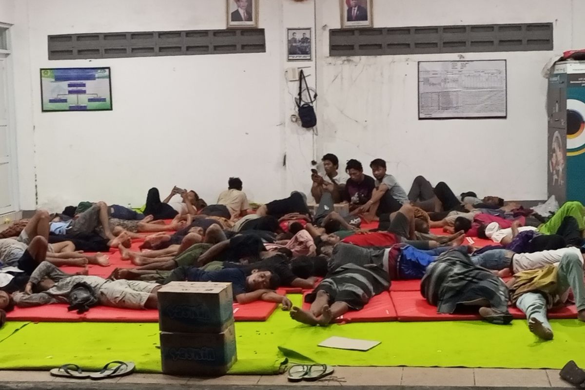 Warga yang terdampak kebakaran gudang amunisi milik TNI mengungsi di rumah kepala desa di Ciangsana, Kecamatan Gunung Putri, Kabupaten Bogor, Jawa Barat, Minggu (31/3/2024).