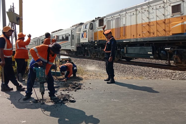 Petugas dari PT KAI memasang batang besi sebagai penutup akses kendaraan roda 4 di pelintasan kereta api tanpa palang pintu di Dusun Gondekan, Desa Jabon, Kabupaten Jombang, Jawa Timur, Selasa (1/8/2023).