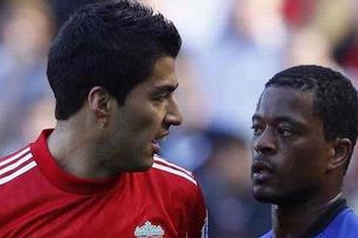 Penyerang Liverpool, Luis Suarez (kiri) terlibat percekcokan dengan bek Manchester United, Patrice Evra, saat kedua tim bertemu dalam lanjutan Premier League, Sabtu (15/10/2011). Suarez dituduh mengeluarkan kalimat rasial dan akhirnya dihukum larangan di 8 pertandingan. Kasus ini ikut memanaskan pertemuan Liverpool dan MU di Piala FA. 