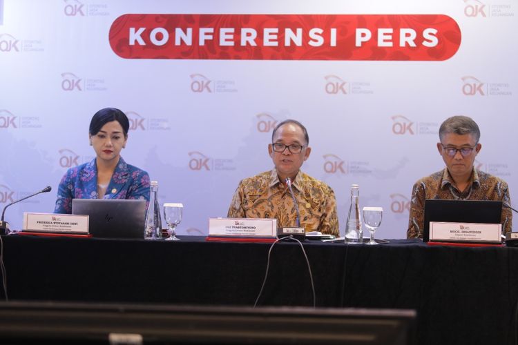 Konferensi pers pencabutan izin usaha Wanaartha Life, Senin (5/12/2022)