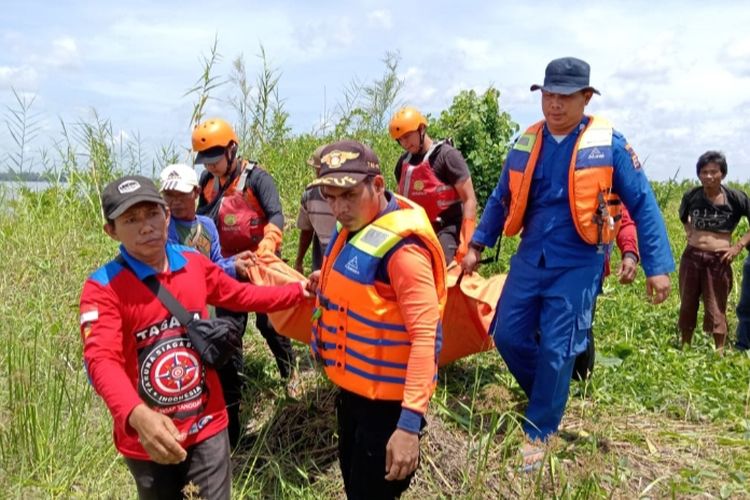 Petugas gabungan mengevakuasi jenazah Suprapto, pria yang tewas digulung Ombak Bono, di Desa Pulau Muda, Kecamatan Teluk Meranti, Kabupaten Pelalawan, Riau, Sabtu (10/2/2024).