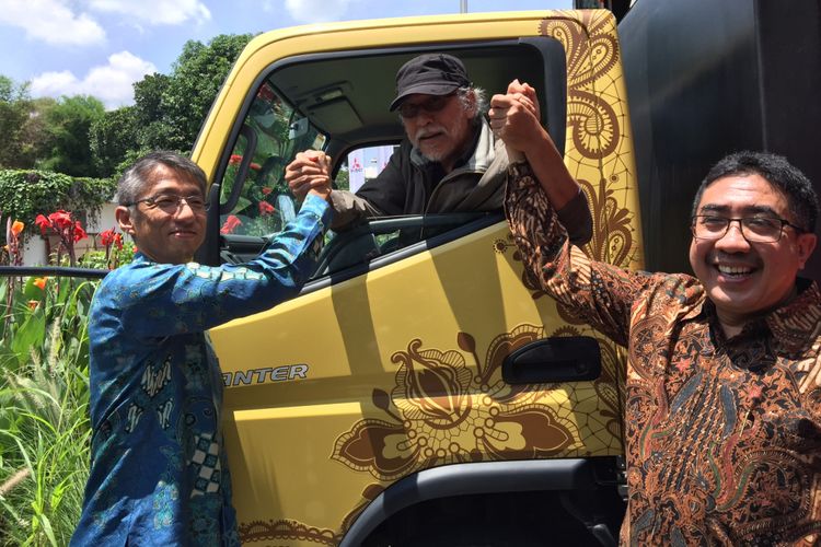 Iwan Fals naik Truk Mitsubishi Fuso